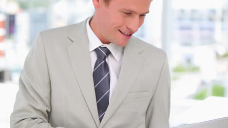 hombre de negocios usando su portátil