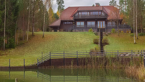 Kleiner-Teich-Vor-Einem-Bauernhaus-Mitten-Im-Wald