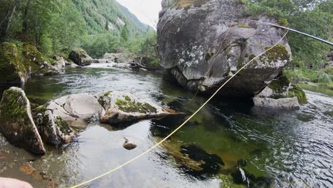 fpv pesca con mosca arroyo de montaña en noruega