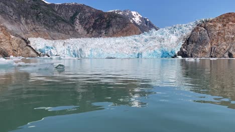 excelente filmación pov de un bote que se acerca al glaciar aserrador de alaska