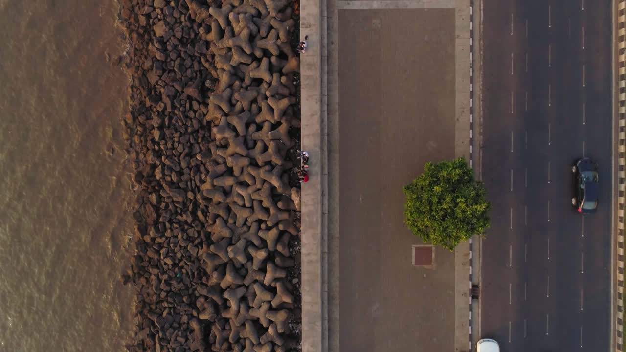 tomas de drones de la pasarela más emblemática del sur de bombay, marine drive, también conocida como el collar de la reina, como se ve antes de que se construyera la gran carretera costera de mumbai.