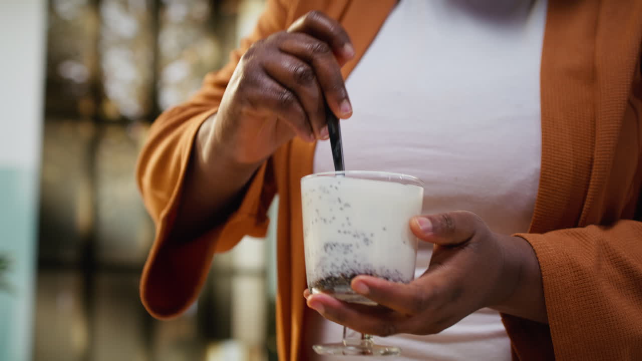 Food influencer donna che mescola gli ingredienti del budino di chia in una ciotola