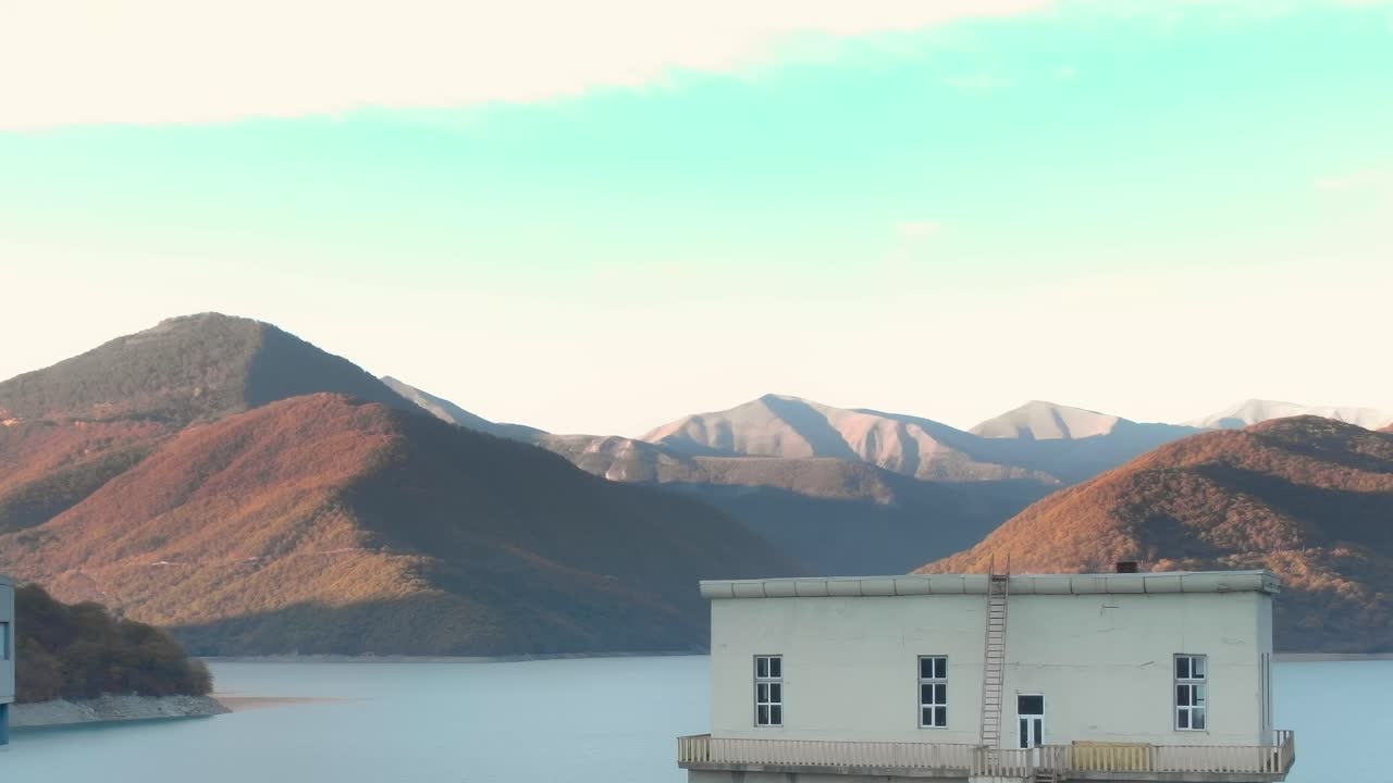 山を背景にした水力発電施設