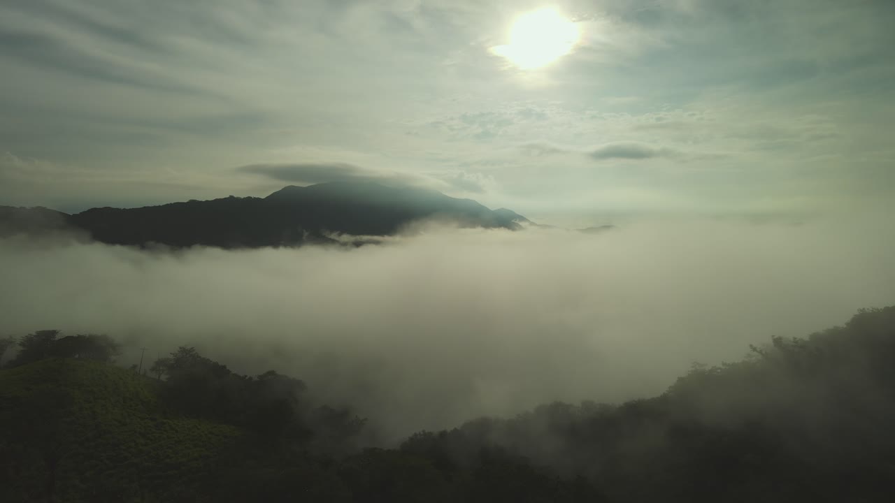 새벽, 4k 무인 항공기에 고요한 산의 경치에 공중 비행 푹신한 구름