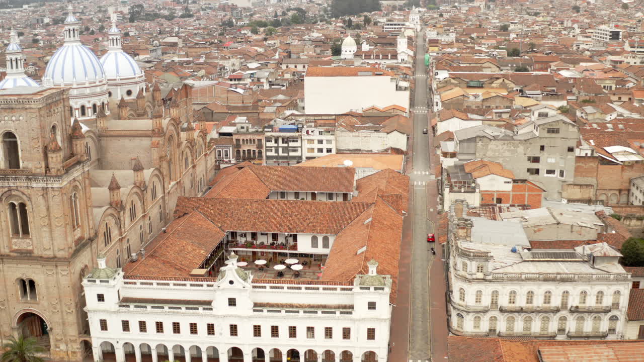 ciudad vacía de cuenca, ecuador, durante el bloqueo de la pandemia covid19 desde la perspectiva de un dron