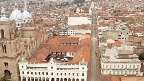 Ciudad-Vacía-De-Cuenca,-Ecuador,-Durante-El-Bloqueo-De-La-Pandemia-Covid19-Desde-La-Perspectiva-De-Un-Dron