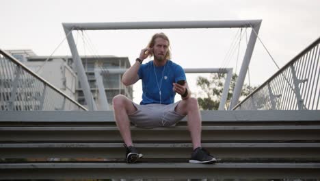 hombre caucásico deportivo en un puente