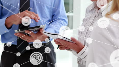 usando tabletas y documentos, profesionales de negocios en red con animación