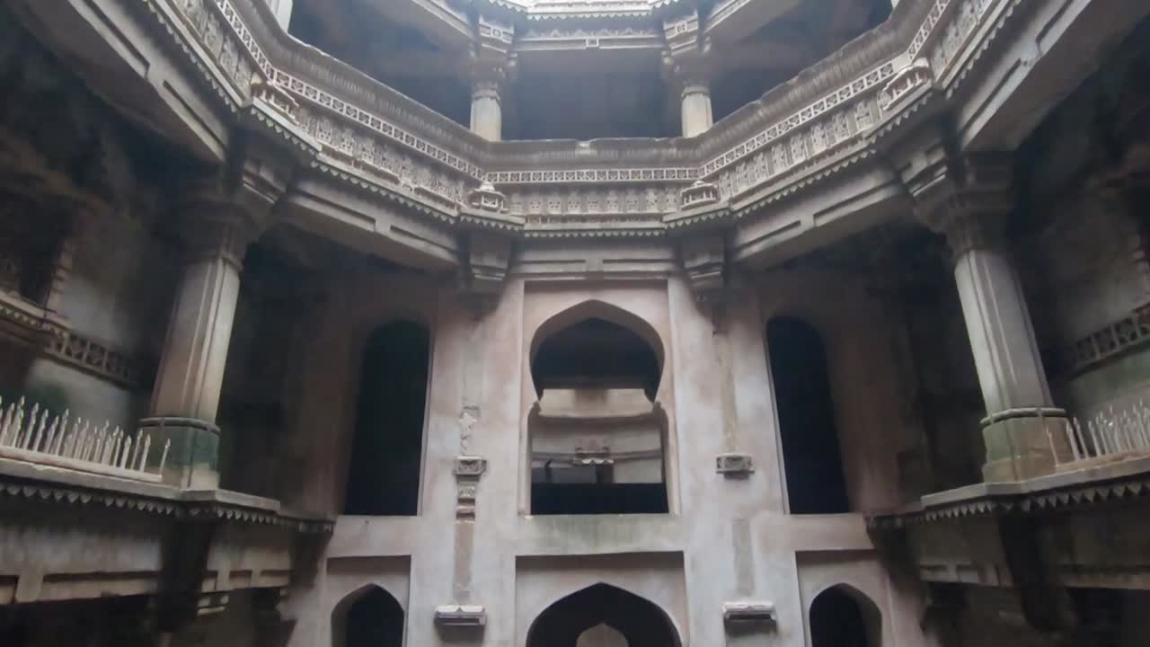 adalaj stepwell también conocido como bawdi es construido por la reina rudabai en gandhinagar