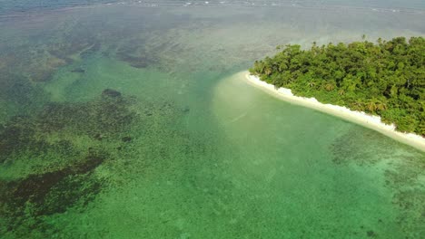 Cálidas-Aguas-Azules-Tropicales-Y-Playas-De-Arena-Dorada,-Cahuita-Playa,-Costa-Rica,-órbita-Aérea