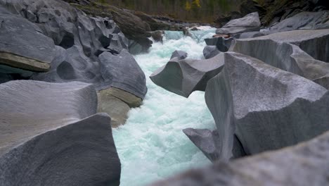 Piedra-Erosionada-Por-El-Hielo-Y-El-Agua-Formando-Formas-Y-Patrones-únicos