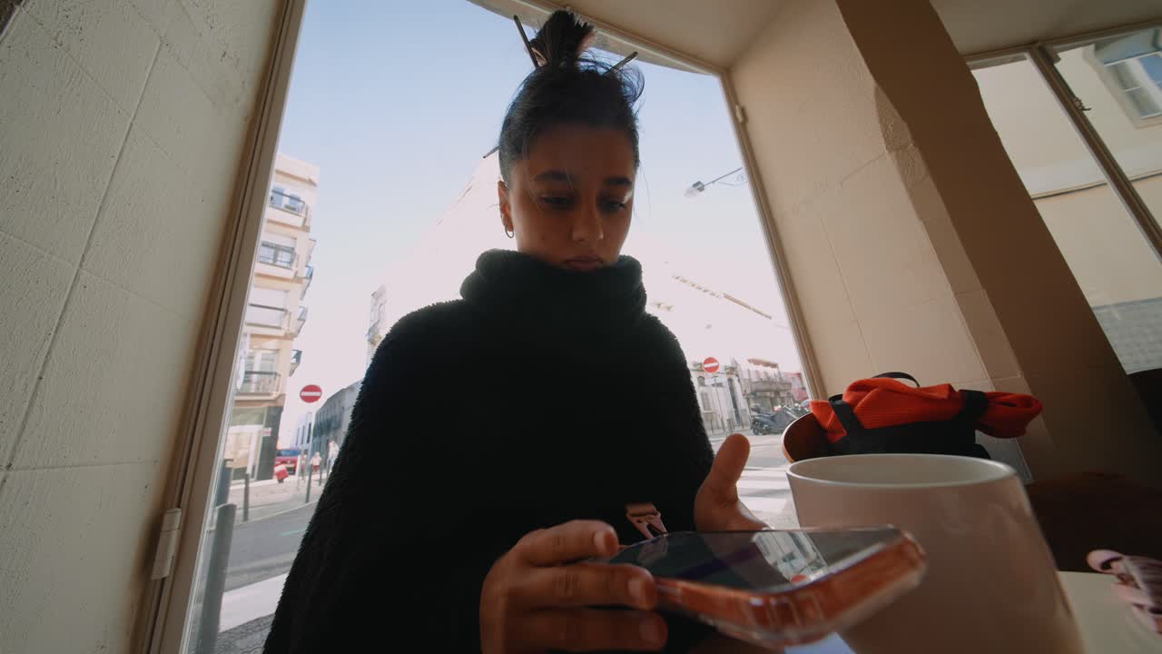 카페에서 스마트폰을 사용하는 여성