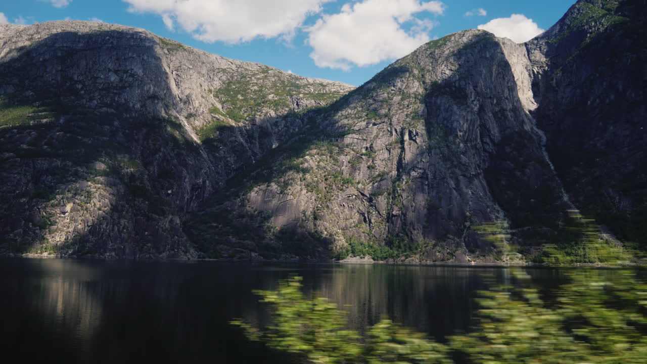 fiordo y montañas - naturaleza de noruega vista desde la ventana del vehículo 4k video
