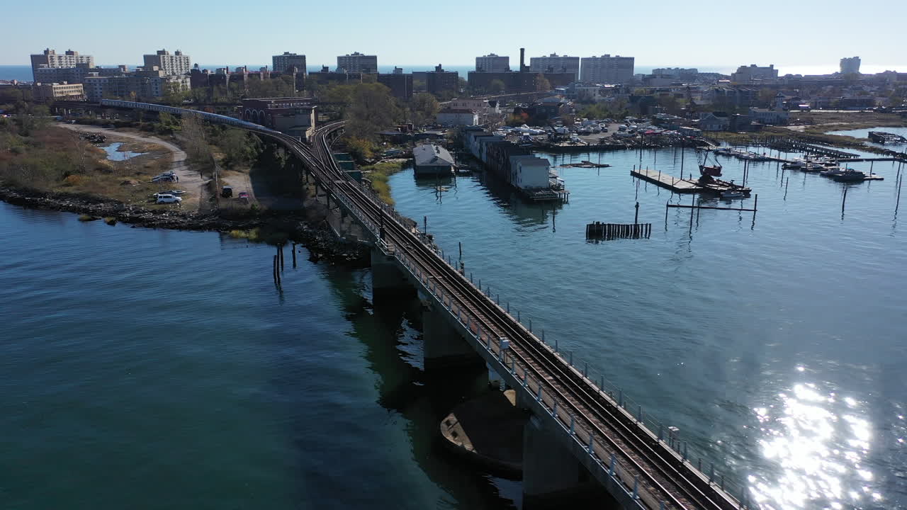 퀸즈, 뉴욕의 풀이 무성한 만 상공에서 공중 촬영