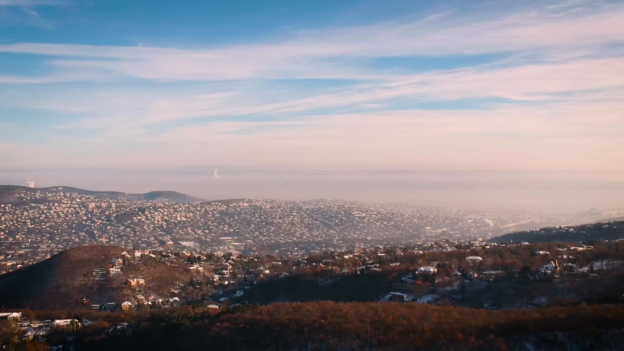 imágenes de drones sobre budapest desde la normafa en el bosque