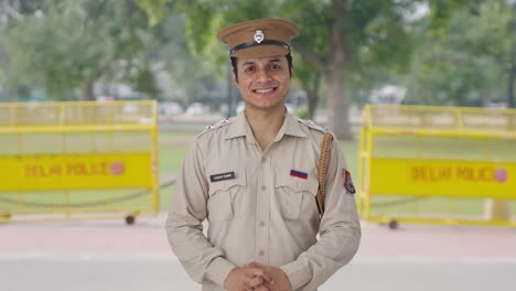 feliz oficial de policía indio sonriendo a la cámara