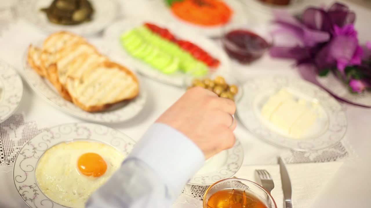 집 에서 아침 식사를 하는 사업가 4