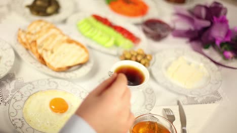 hombre de negocios desayunando en casa 4