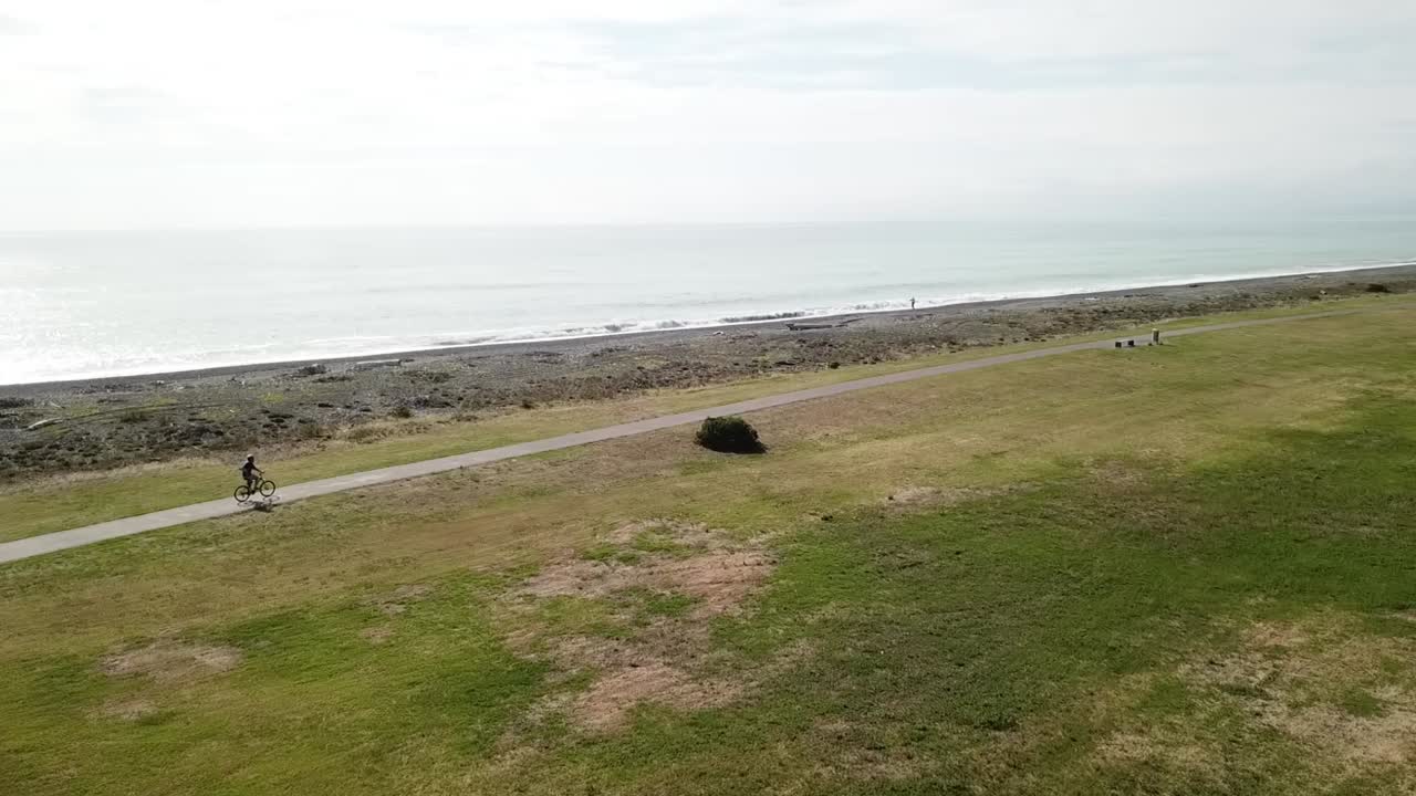 뉴질랜드 네이피어의 자전거 트랙에서 자전거를 타는 사람을 추적하는 공중 촬영