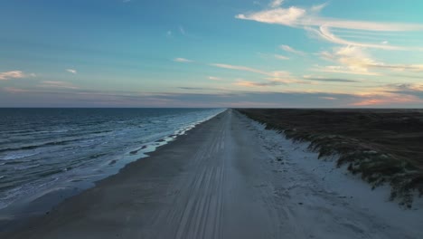 Playa-Tranquila-Y-Costa-En-La-Isla-Del-Padre,-Texas,-Ee.uu.---Toma-Aérea-De-Drones