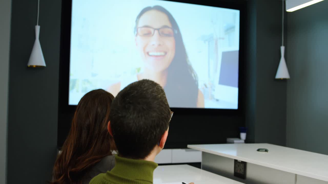 4k 컨퍼런스에서 비디오 통화를 통해 상호 작용하는 임원들