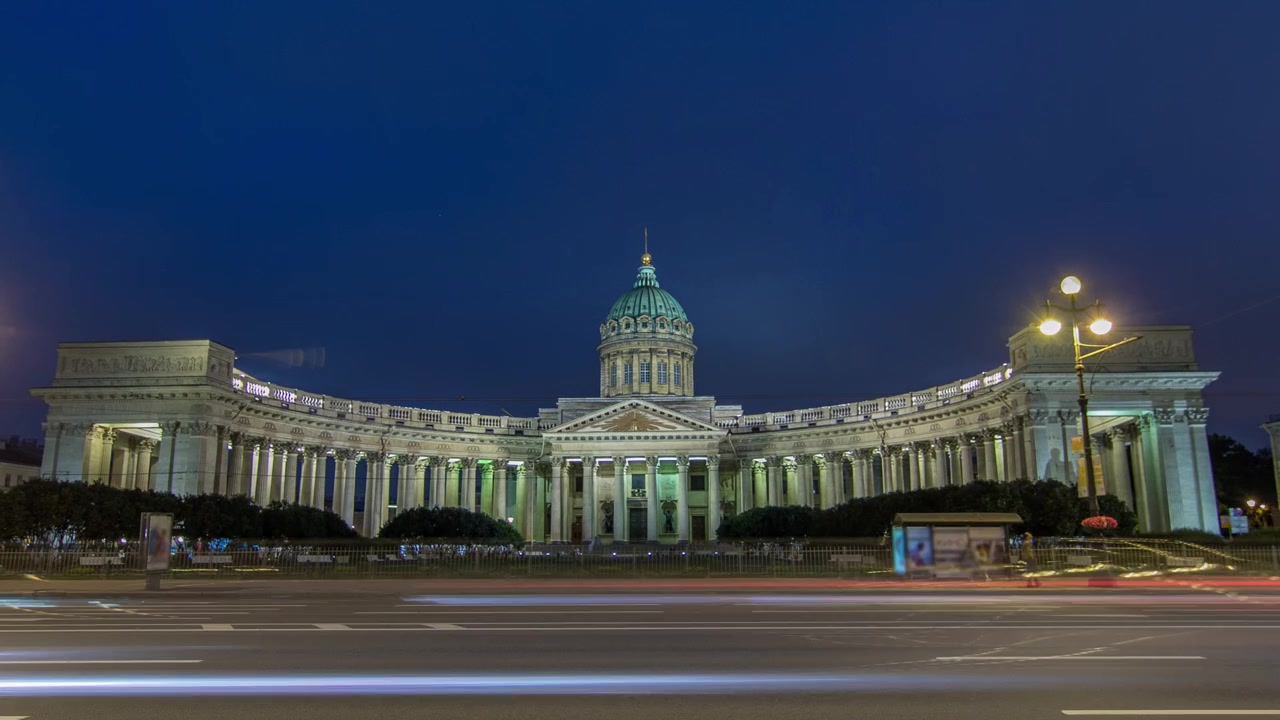 Cattedrale di Kazan (Kazanskiy Kafedralniy Sobor) a San Pietroburgo durante le Notti Bianche in estate timelapse hyperlapse. Traffico sul viale Nevsky