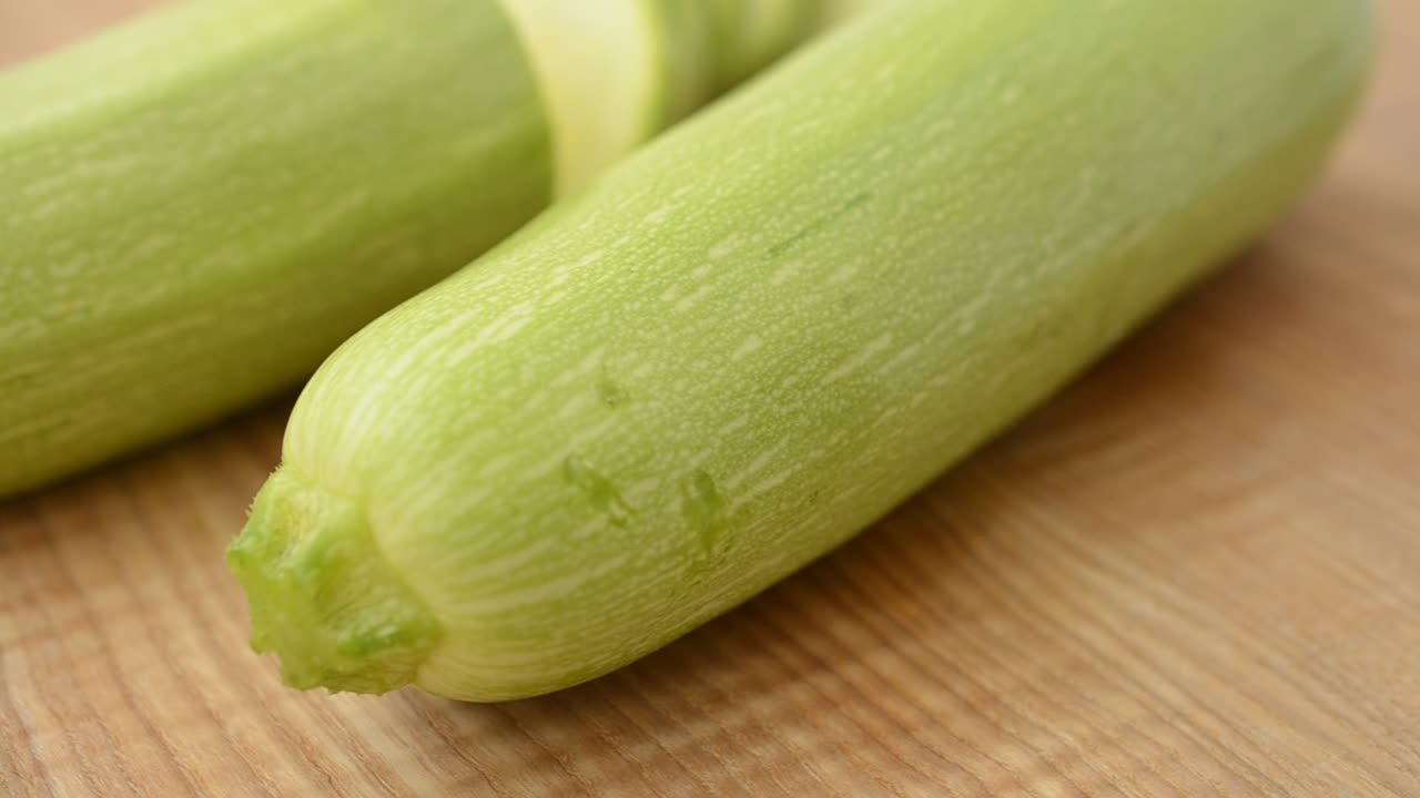 Zucchine su un tagliere. Riprese in movimento