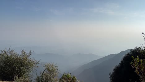 Día-Brumoso-Iluminado-Por-El-Sol-Desde-Un-Punto-De-Vista-Con-Vistas-A-Una-Cordillera-En-India