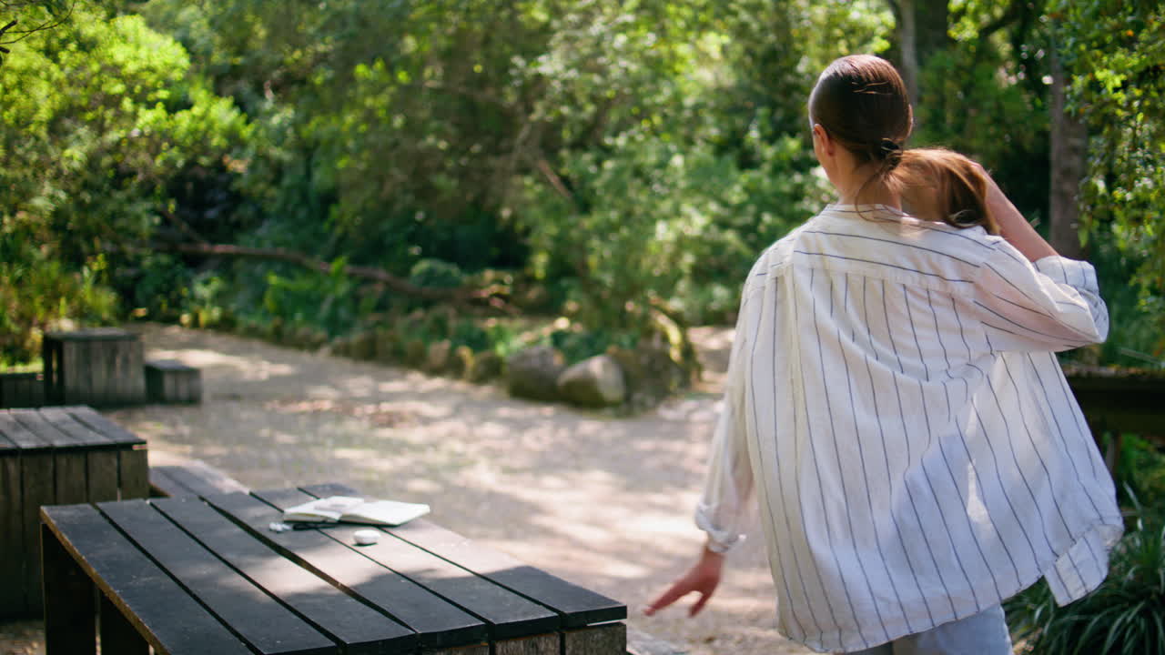 행복한 여인이 숲에서 휴식을 취하고, 무관심한 휴가를 즐기고, 여자가 공원에서 산책하고 있다.