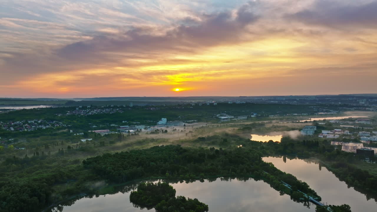 Vista aérea con dron de un lago rodeado de árboles en Chisináu, Moldavia, al amanecer