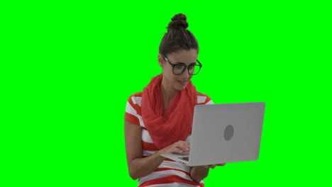 Una-Hermosa-Mujer-Usando-Laptop