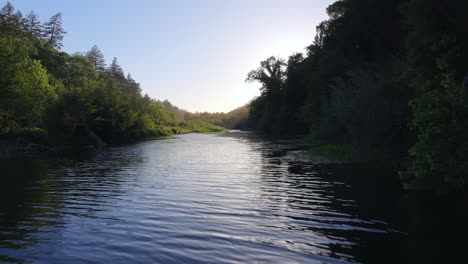 Russian-River-Low-Angle-Luftbild,-Del-Rio-Woods,-Healdsburg,-California-Regional-Park-Und-Wald