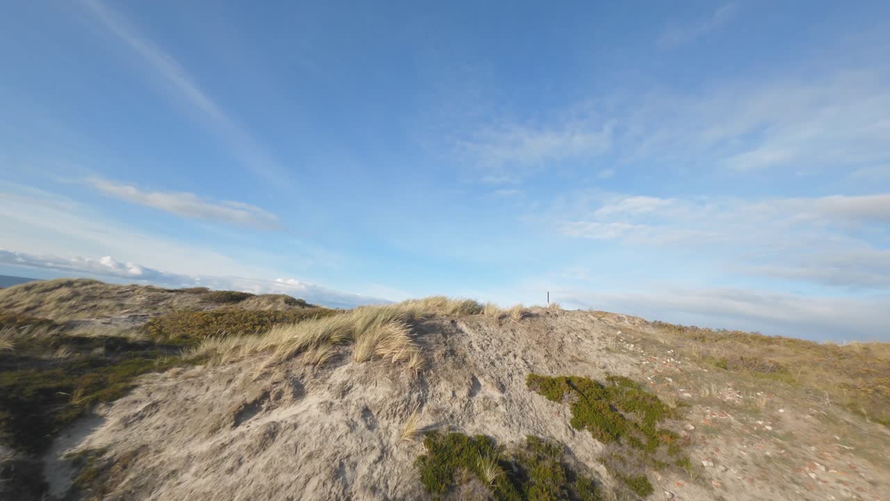 독일의 실트 계곡과 언덕에 있는 녹색 초목 위의 fpv 드론 비행