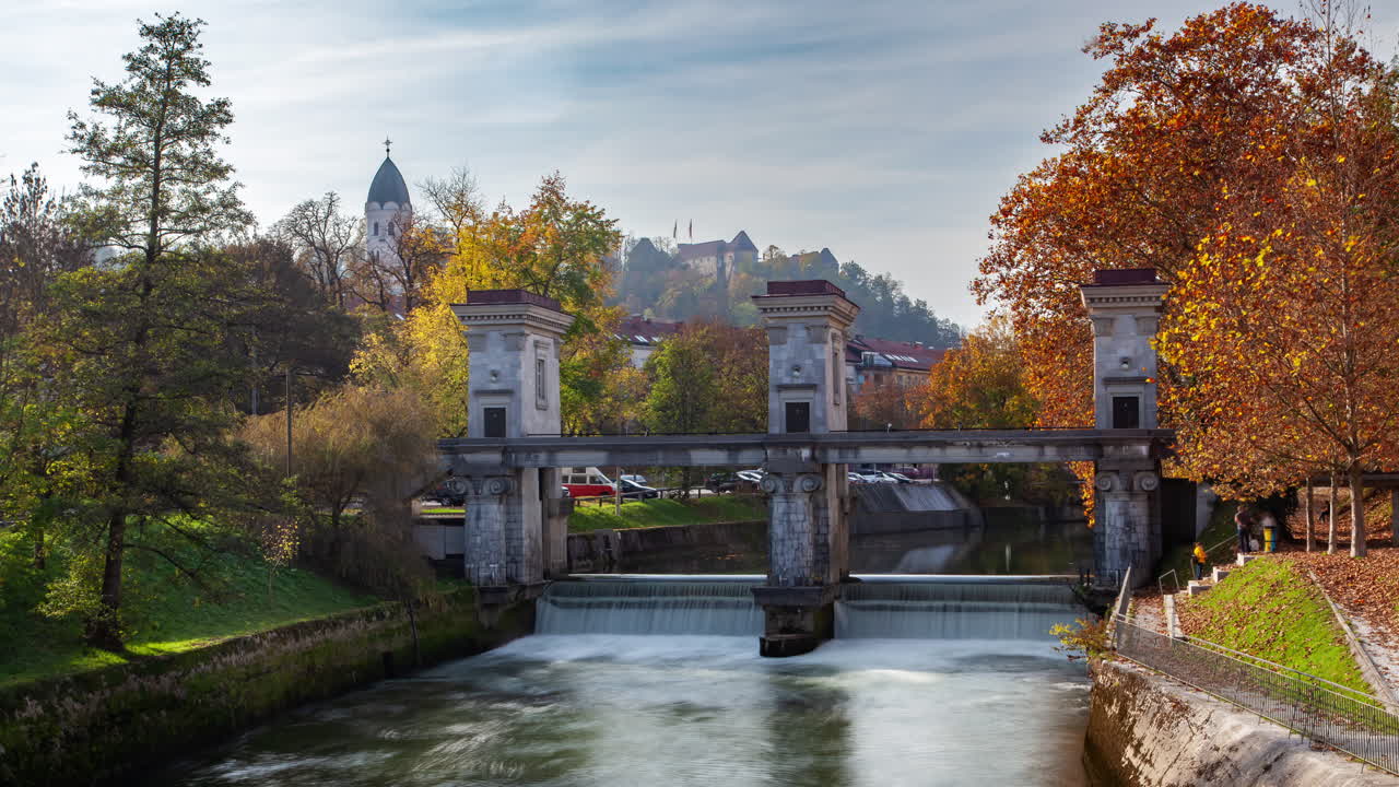 puente de ljubljana y río en un día de otoño