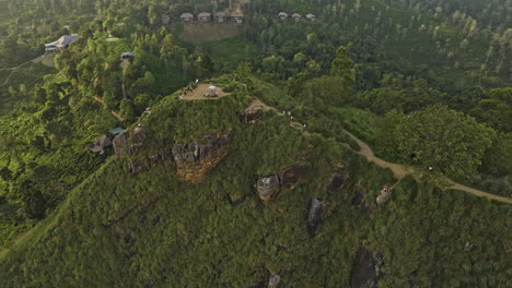 Toma-De-Establecimiento-Cinematográfica-Aérea-V11-De-Ella-Sri-Lanka,-Dron-Vuela-Alrededor-Del-Pico-De-Little-Adán-Capturando-El-Mirador-En-La-Cima-De-Una-Colina-Y-El-Paisaje-Natural-Prístino-Al-Atardecer---Filmado-Con-Cine-Mavic-3---Abril-De-2023