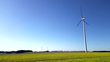 Vista-De-Una-Turbina-Eólica-Y-Muchas-Otras-En-El-Fondo,-Fuentes-De-Energía-Renovables