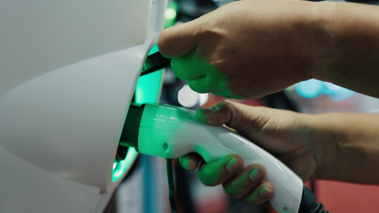 persona que carga un vehículo eléctrico