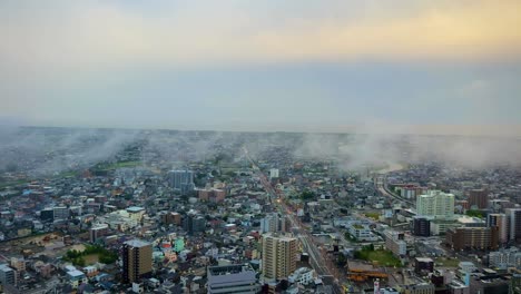 nubes matutinas en el piso 40 del hotel okura