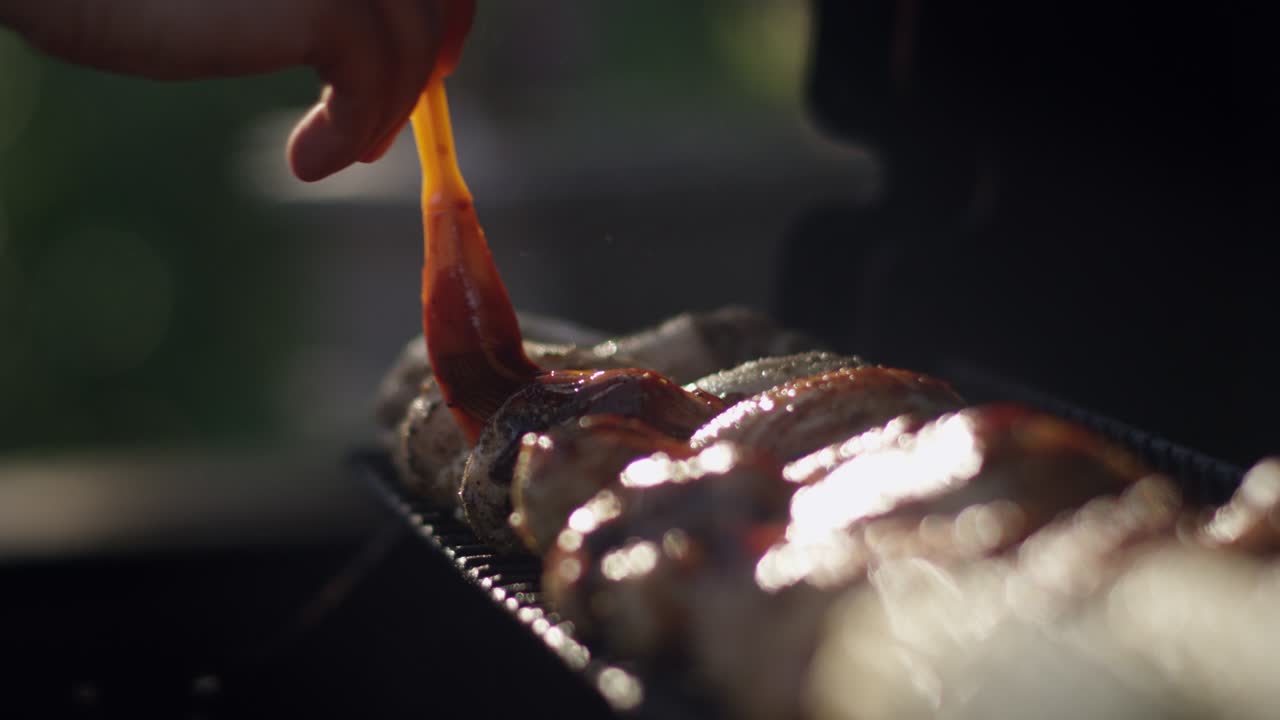 bbq 그릴마스터는 소스와 함께 맛있는 을 습니다.