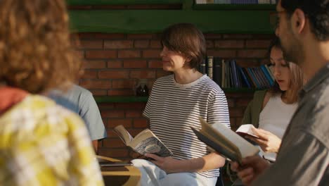 grupo de amigos participando en una discusión de libros