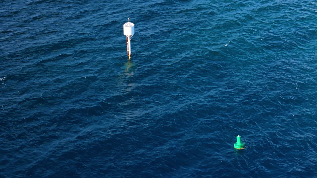 해상 항해를 위한 큰 초록색과 색의 높은 보이 마커를 둘러싼 공중 도