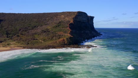 Garie-North-Head-Con-Olas-Rompiendo-En-El-Parque-Nacional-Real,-Sydney,-Nueva-Gales-Del-Sur,-Australia