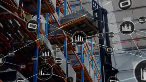 Animación-De-La-Red-De-íconos-De-Medios-Y-Datos-Sobre-Carretillas-Elevadoras-Y-Estantes-En-El-Almacén-De-Mercancías