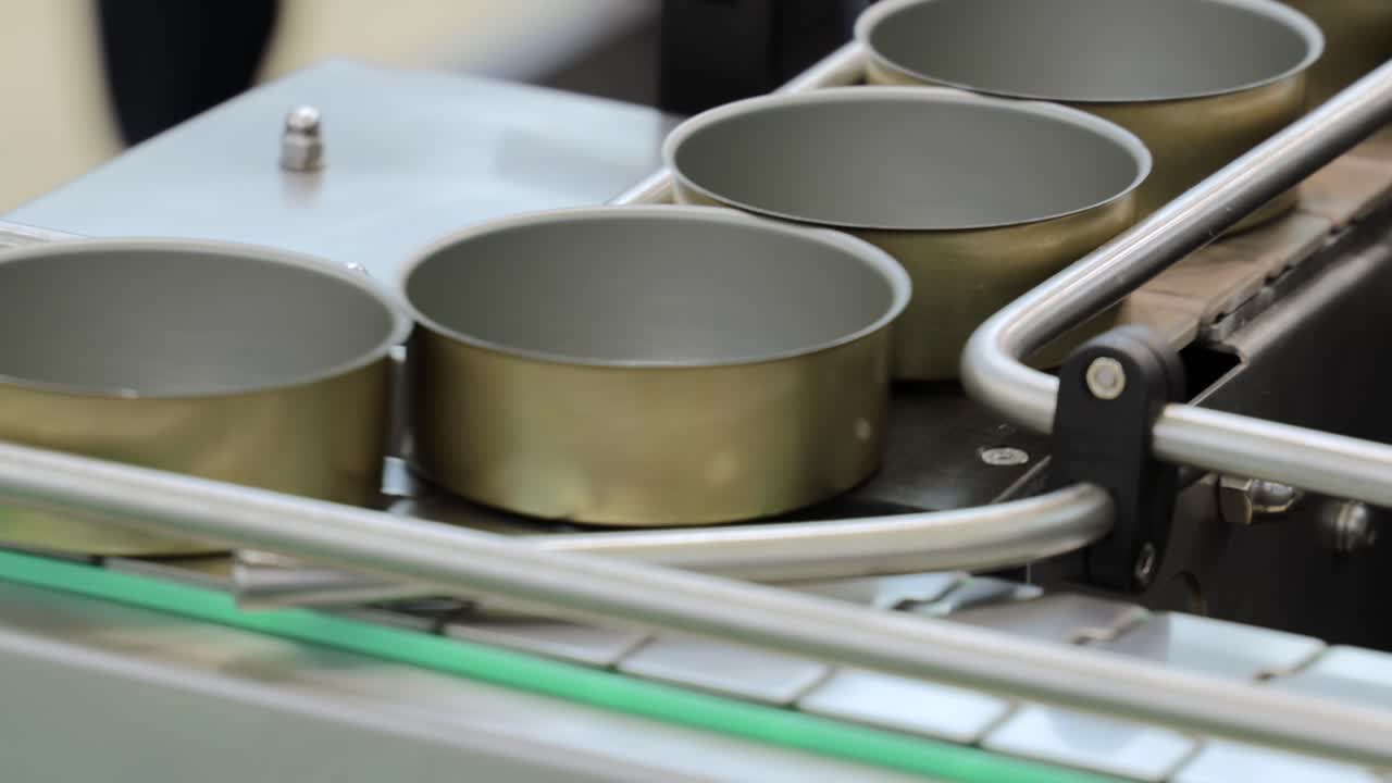 공장 컨베이어 벨트. 산업 제조 과정.