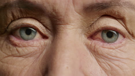 ojos cerrados mujer vieja abriendo parpadeante macro belleza