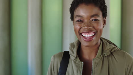 Retrato-De-Una-Mujer-Afroamericana-Sonriendo-Riendo-Feliz-Usando-Chaqueta