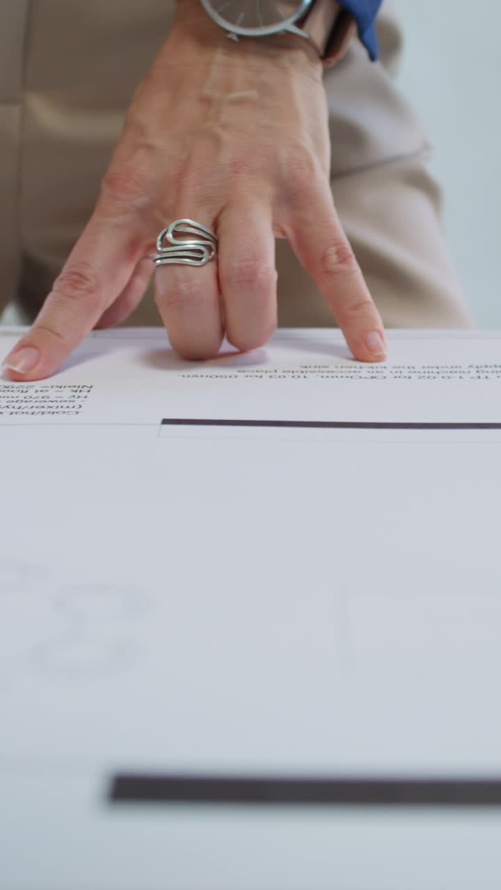 Persona che esamina un documento