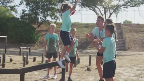 grupo de niños caucásicos entrenando en un campamento de entrenamiento