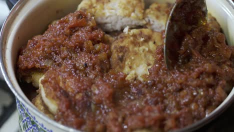 pescado cocido con salsa de tomate casera