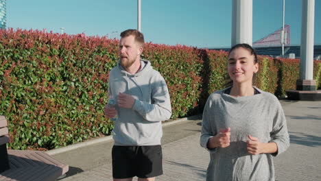 una pareja corriendo en un parque.